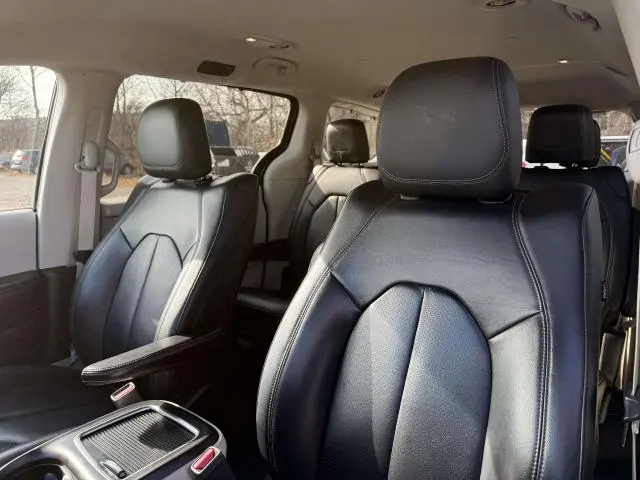 2017 Chrysler Pacifica Touring-L Plus photo 5