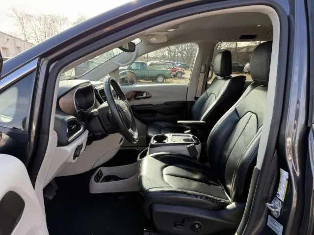 2017 Chrysler Pacifica Touring-L Plus photo 4