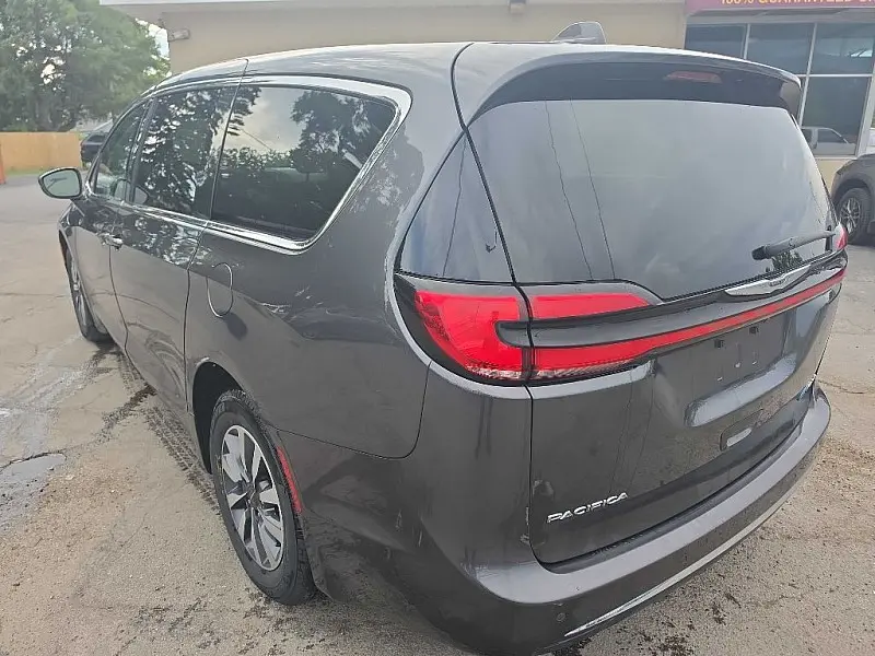 2022 Chrysler Pacifica Hybrid Touring L photo 3