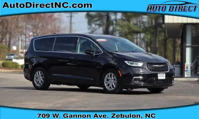 2024 Chrysler Pacifica Touring L's photo