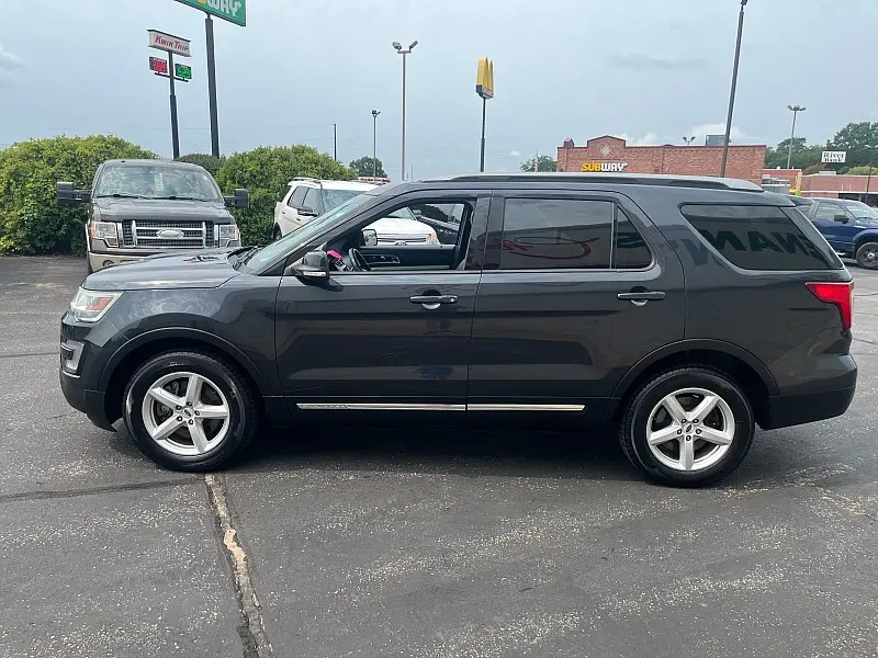 2017 Ford Explorer XLT 4WD photo 5
