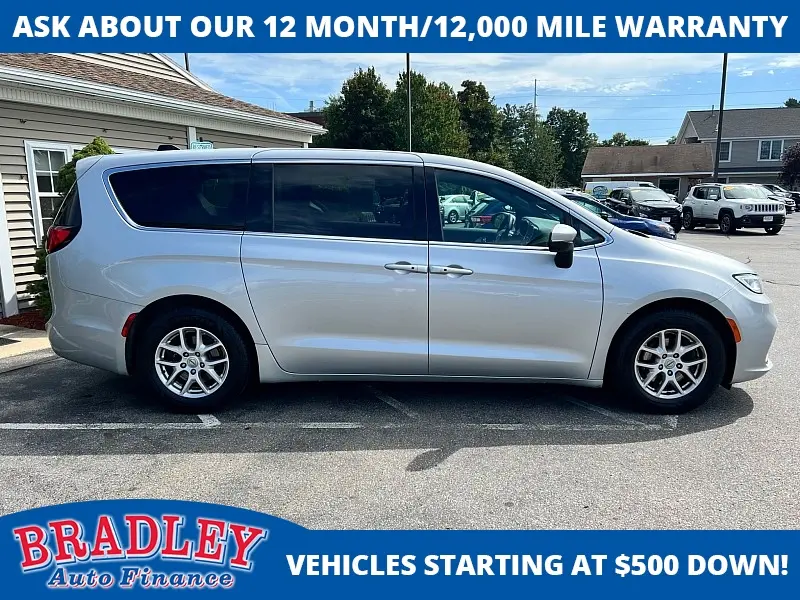 2023 Chrysler Pacifica Touring photo 3