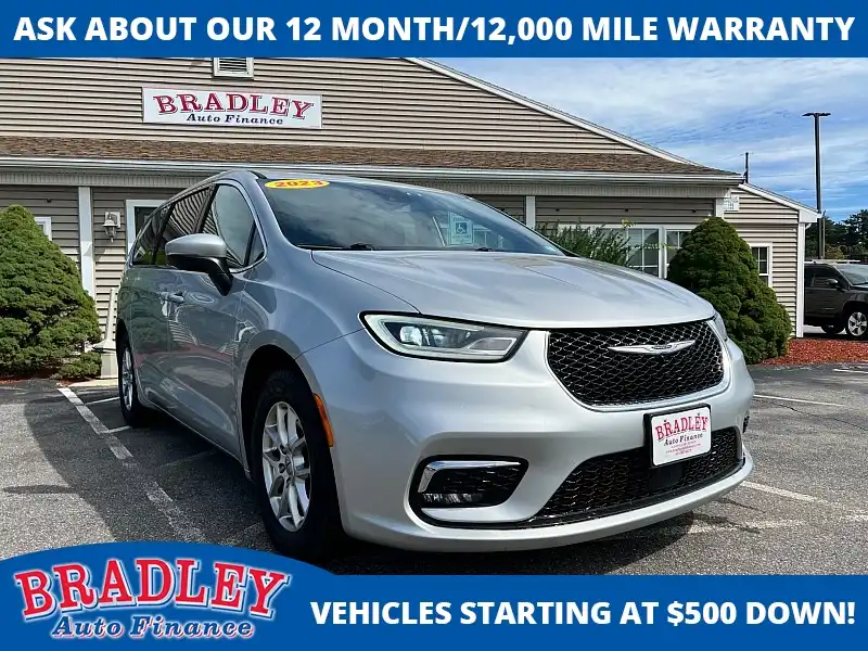 2023 Chrysler Pacifica Touring's photo