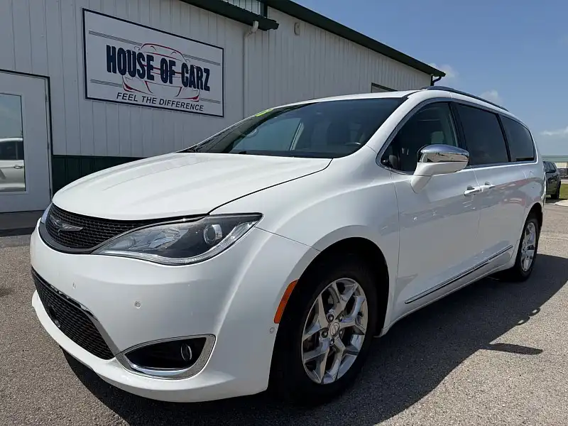 2018 Chrysler Pacifica Limited's photo