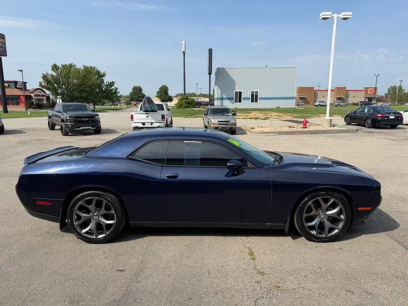 2016 Dodge Challenger SXT photo 4