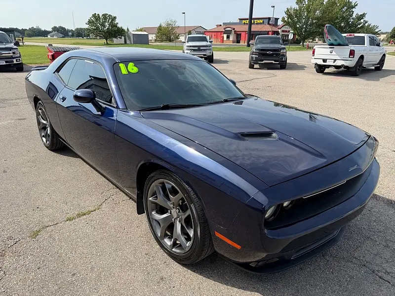 2016 Dodge Challenger SXT photo 3