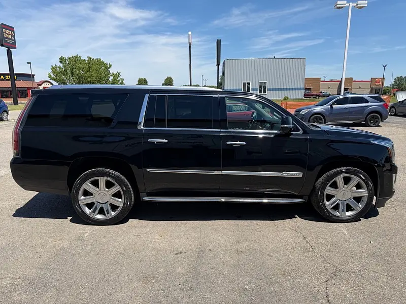 2017 Cadillac Escalade ESV Luxury AWD photo 4