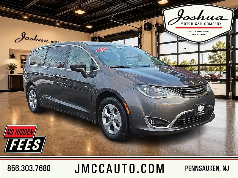 2017 Chrysler Pacifica Hybrid Touring Plus's photo