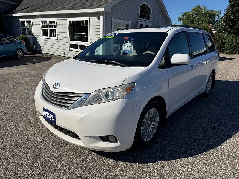2014 Toyota Sienna XLE V6 7-Passenger Access Seat's photo