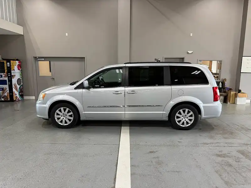 2012 Chrysler Town & Country Touring's photo