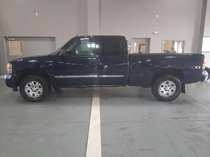 2005 GMC Sierra 6.5 SLE 4WD Extended Cab ft Box's photo