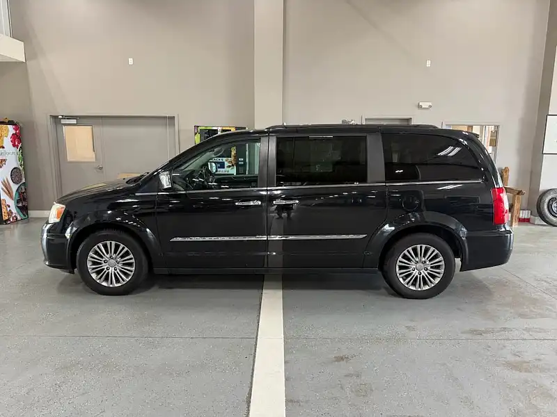 2014 Chrysler Town & Country Touring-L's photo