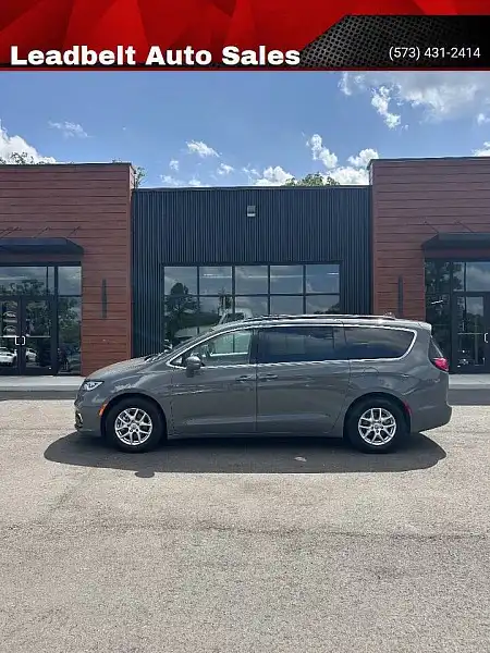2022 Chrysler Pacifica Touring L's photo