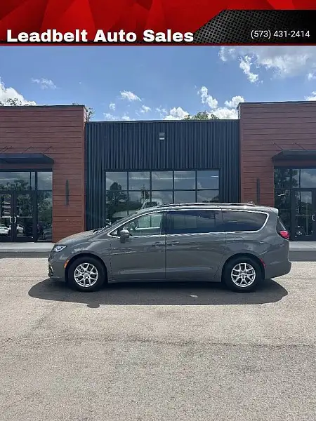 2022 Chrysler Pacifica Touring L's photo