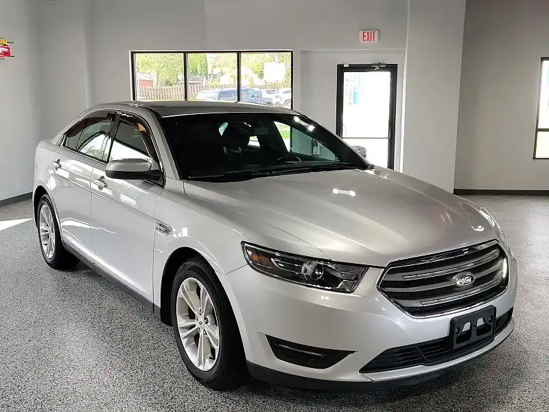 2016 Ford Taurus SEL FWD's photo