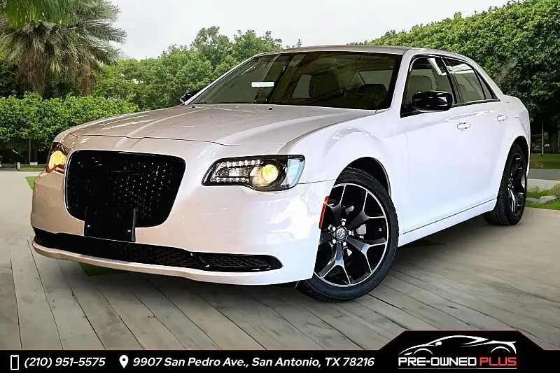 2022 Chrysler 300 Touring's photo