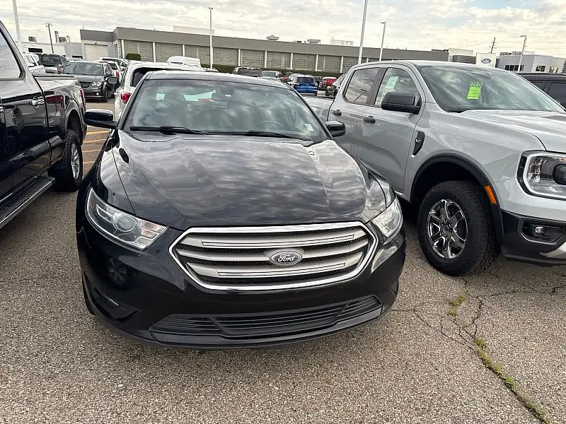 2016 Ford Taurus SEL AWD photo 4