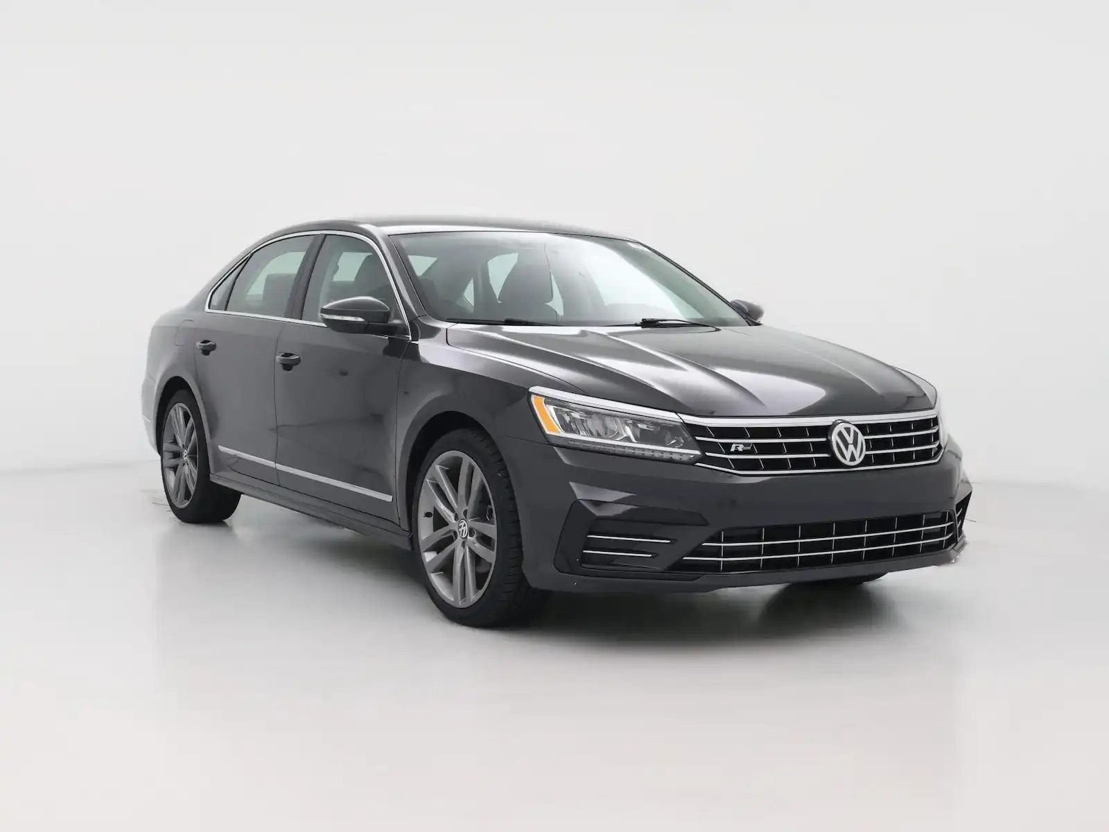 2017 Volkswagen Passat 1.8T R-Line with Comfort Package. Auto's photo