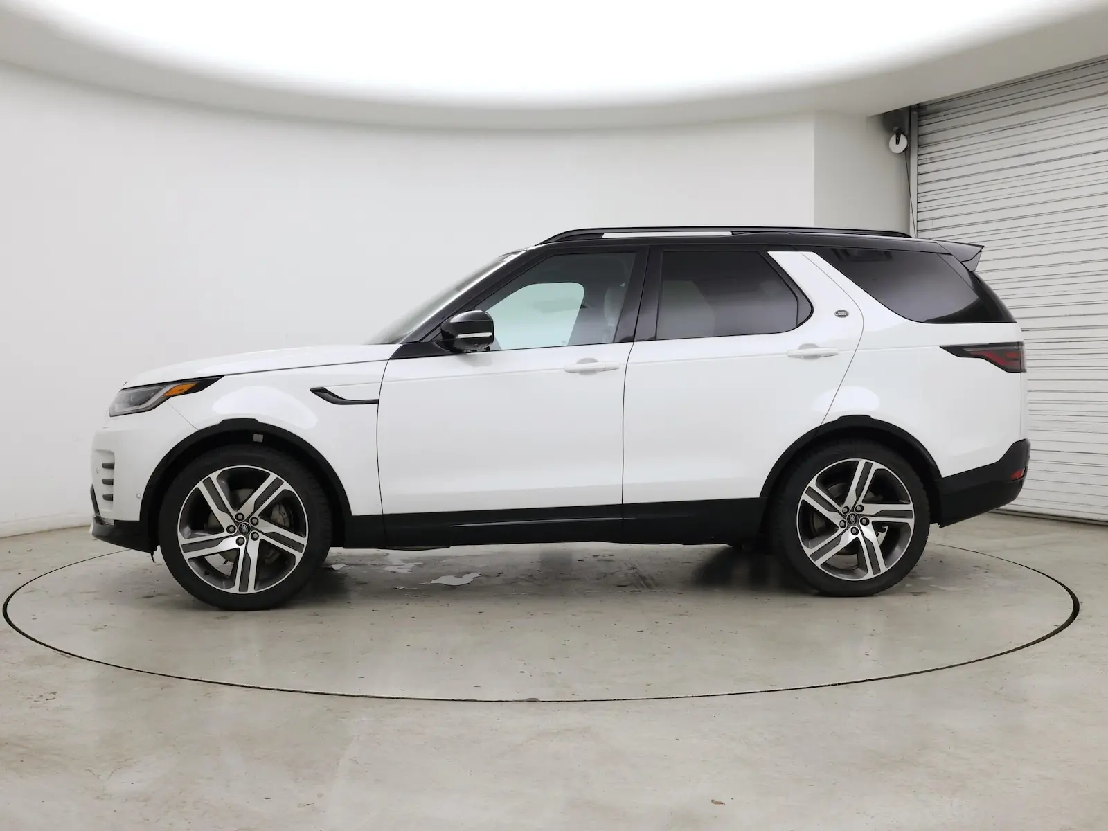 2023 Land Rover Discovery S R Dynamic photo 4