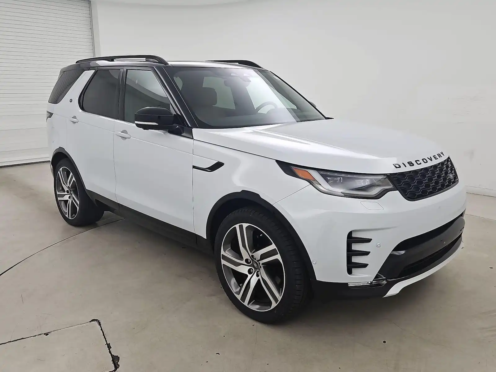 2023 Land Rover Discovery HSE R-Dynamic's photo