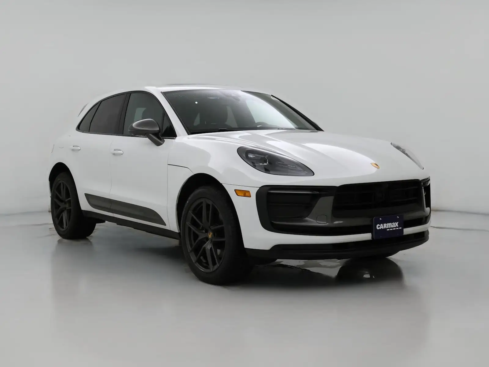 2023 Porsche Macan T photo 1