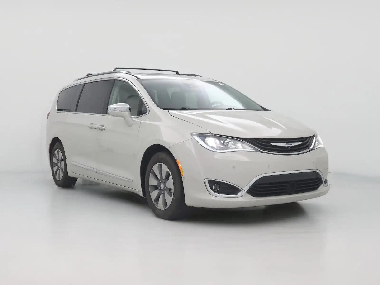 2017 Chrysler Pacifica Hybrid Platinum's photo