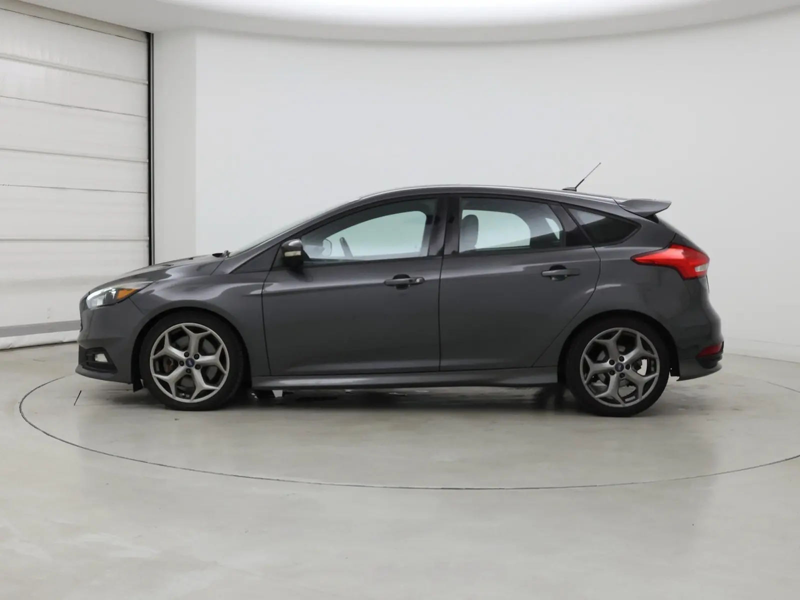 2017 Ford Focus ST Hatchback 5-Door photo 4