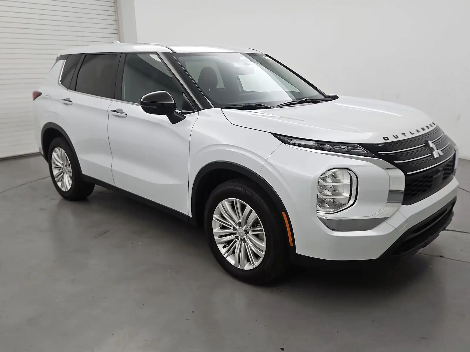 2024 Mitsubishi Outlander ES FWD's photo