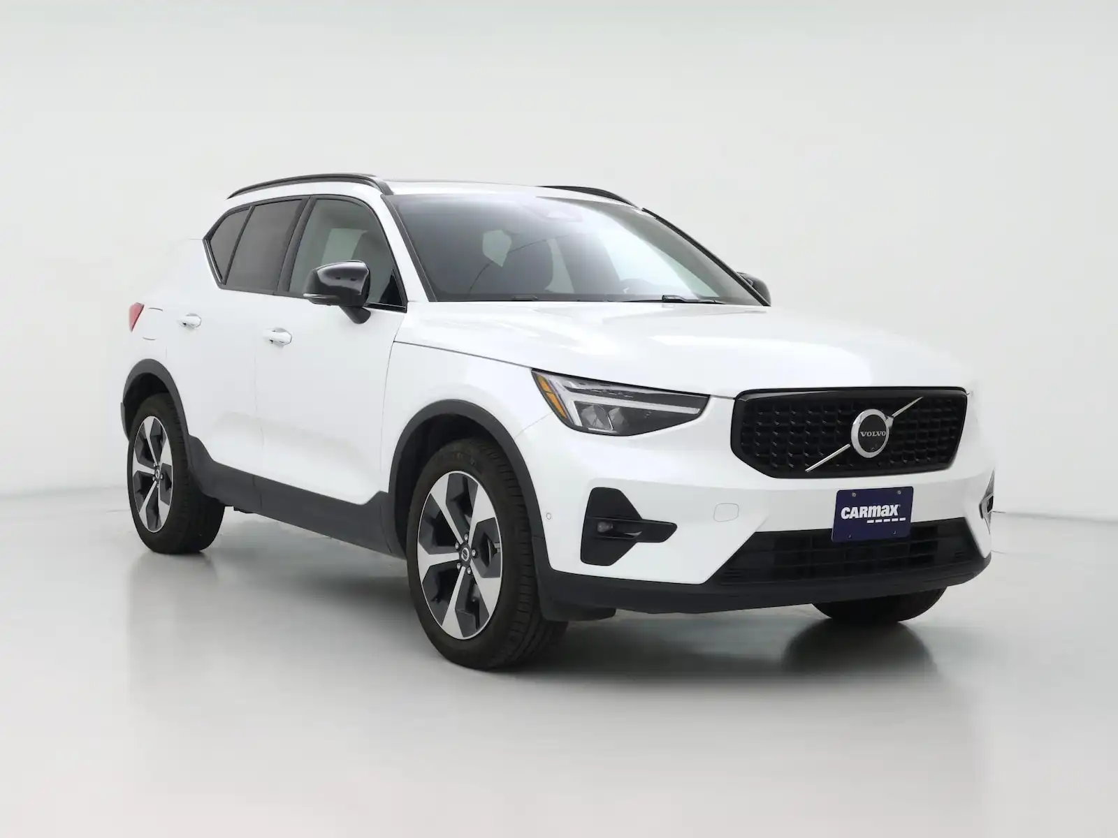 2025 Volvo XC40 B5 Plus Dark AWD's photo