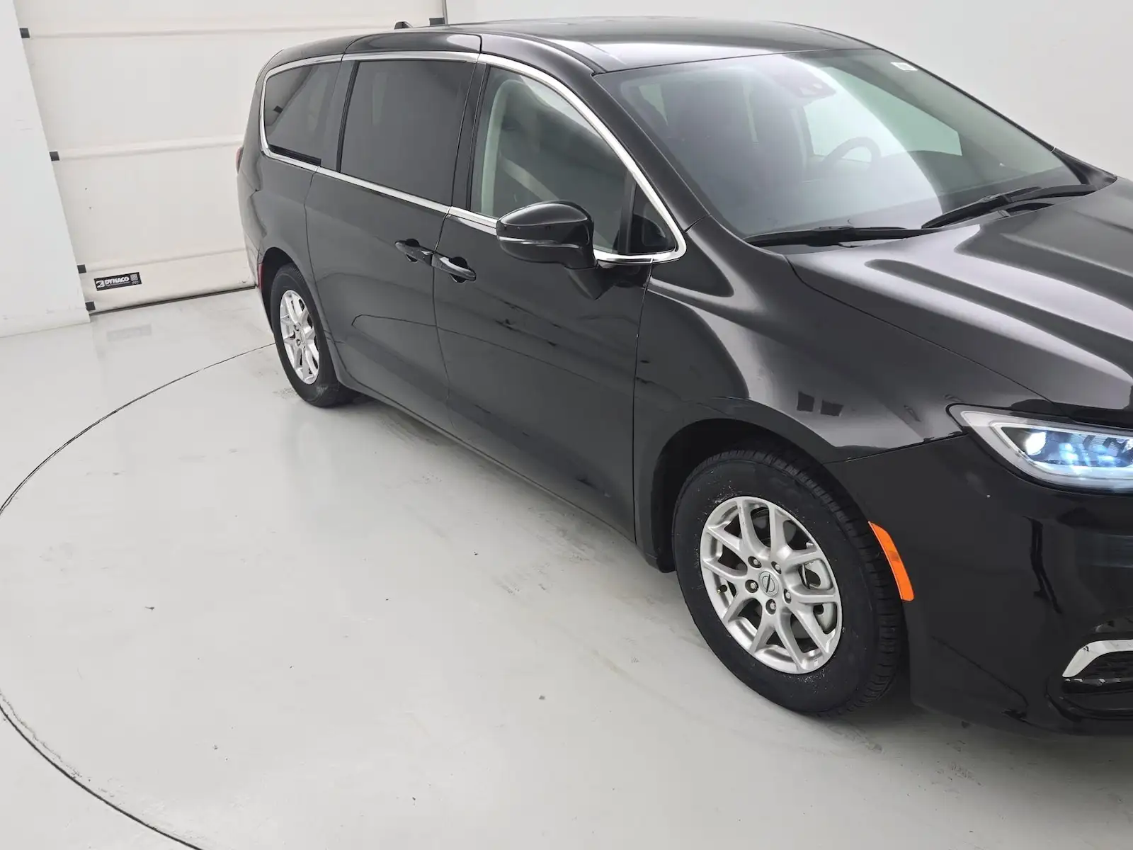 2024 Chrysler Pacifica Touring L's photo