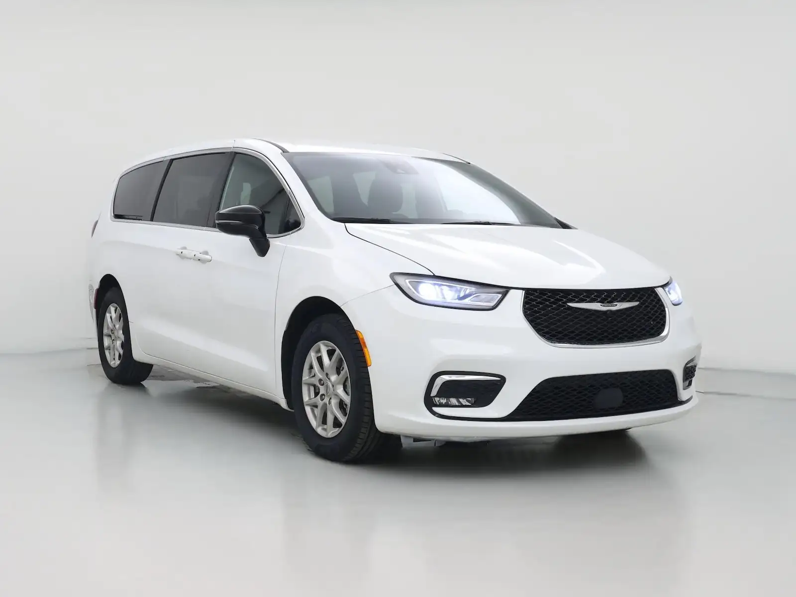2024 Chrysler Pacifica Touring's photo