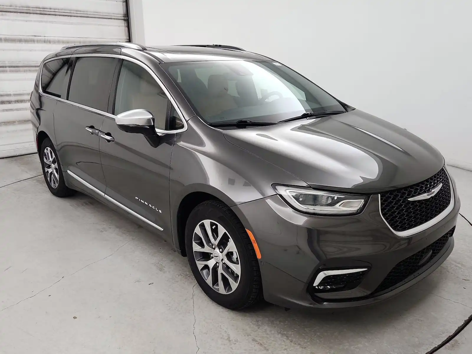 2023 Chrysler Pacifica Hybrid Pinnacle's photo