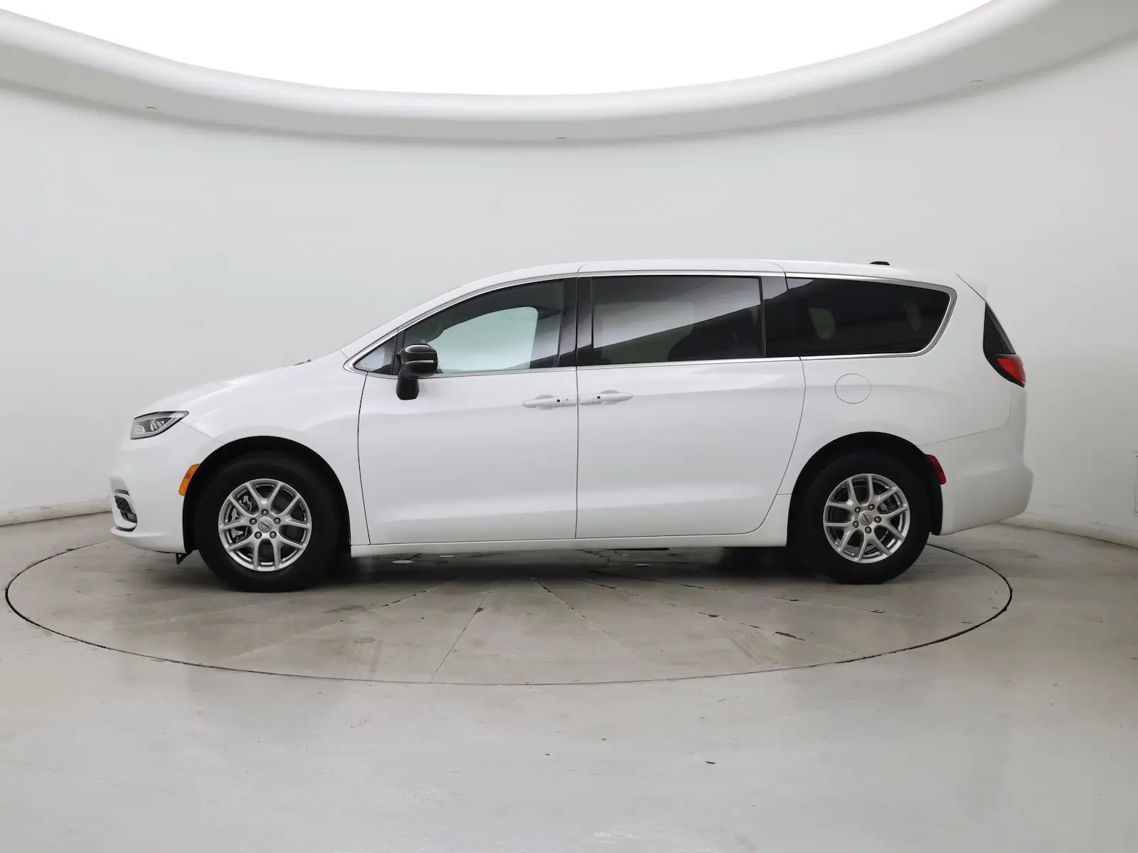 2024 Chrysler Pacifica Touring photo 4
