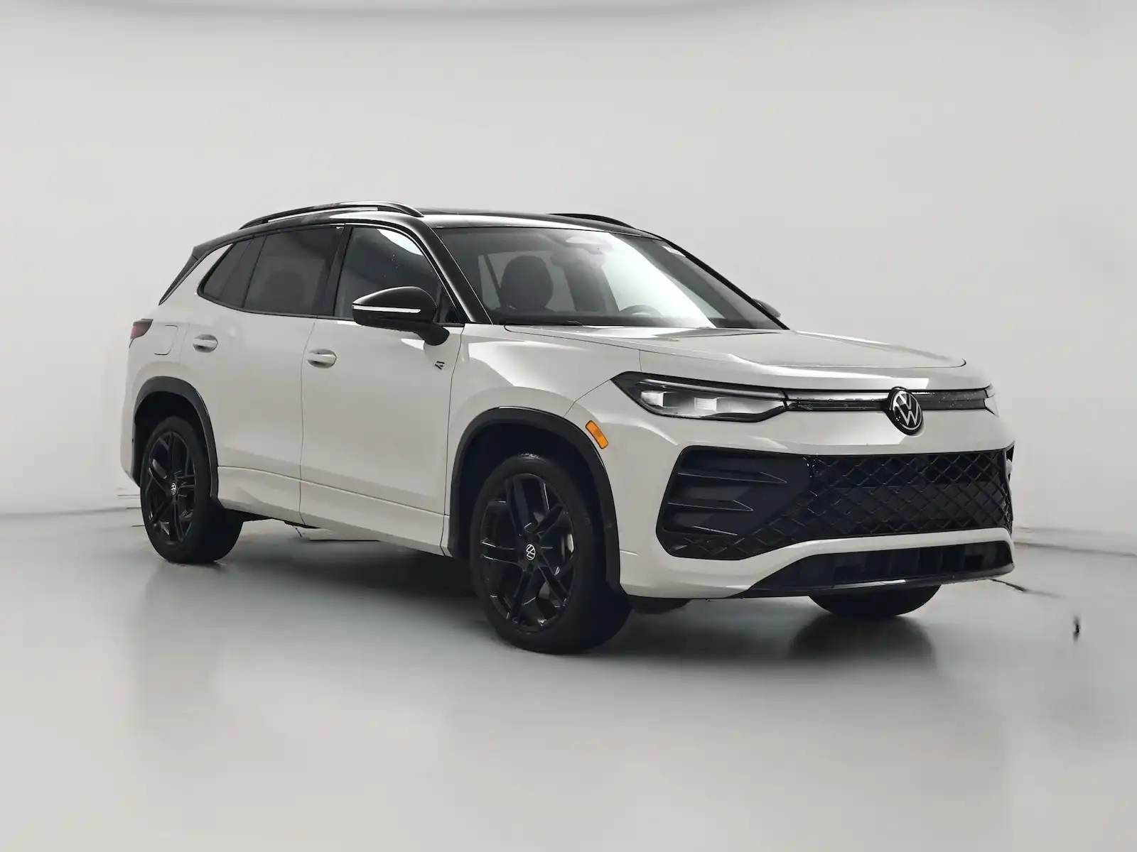 2025 Volkswagen Tiguan 2.0T SE R-Line Black 4Motion's photo