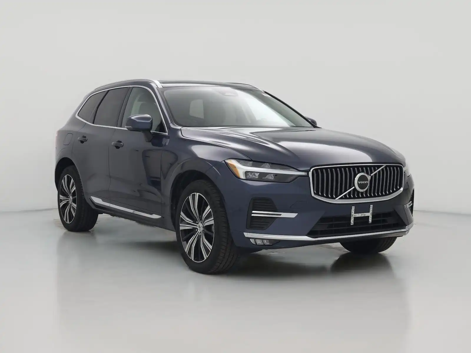 2023 Volvo XC60 B5 Plus Bright Theme AWD's photo