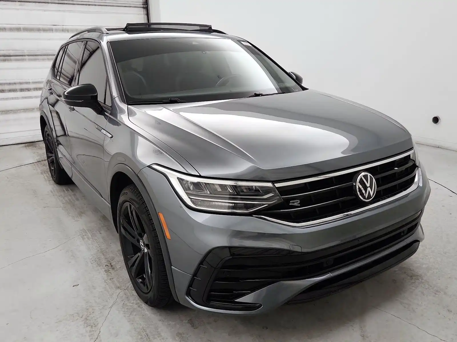 2023 Volkswagen Tiguan 2.0T SE R-Line Black's photo