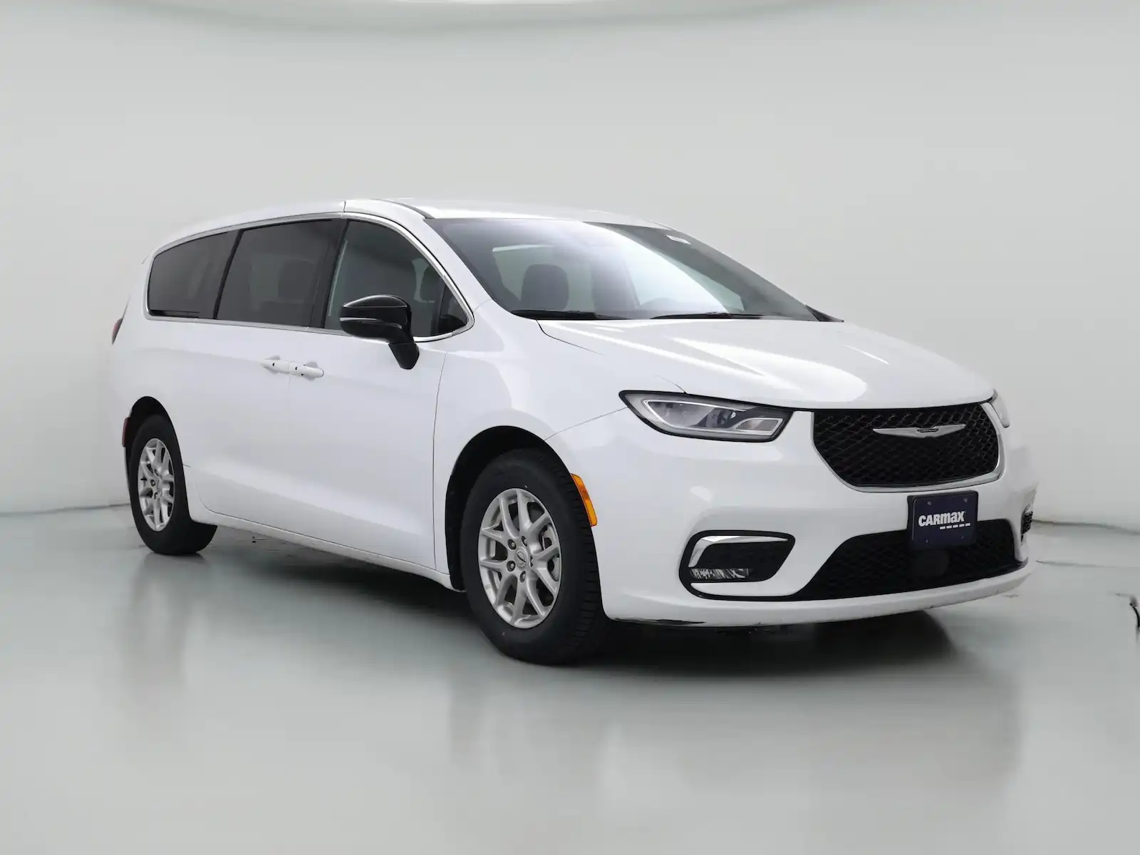 2024 Chrysler Pacifica Touring's photo