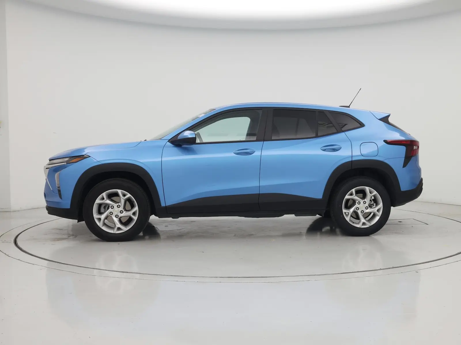 2025 Chevrolet Trax LS photo 4