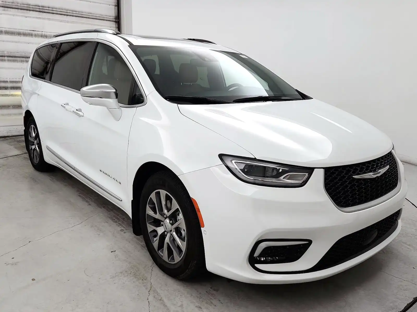 2022 Chrysler Pacifica Hybrid Pinnacle's photo