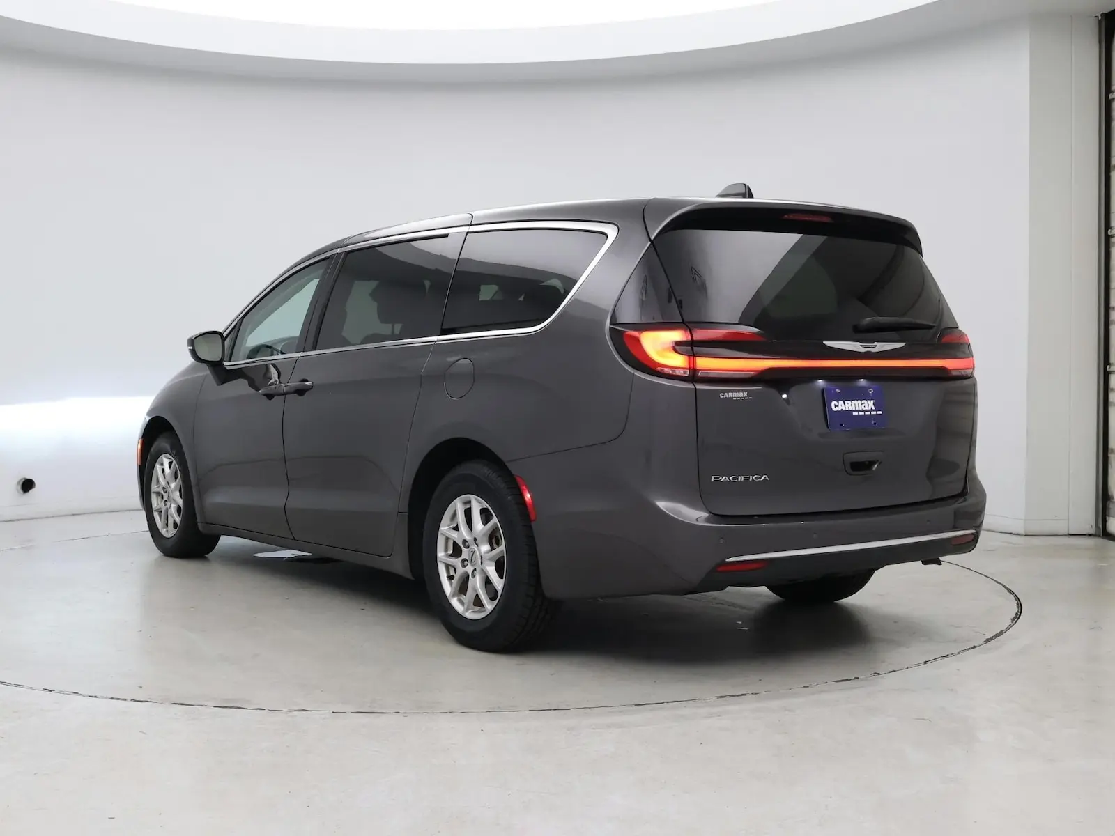 2023 Chrysler Pacifica Touring L photo 3