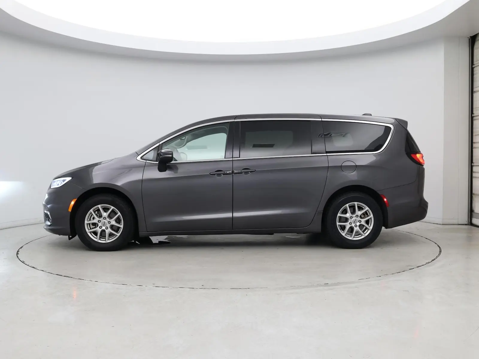2023 Chrysler Pacifica Touring L photo 4