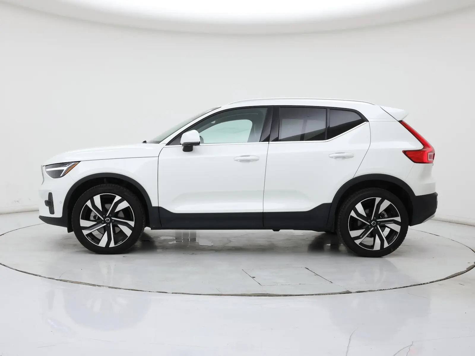 2025 Volvo XC40 B5 Plus Bright AWD photo 4