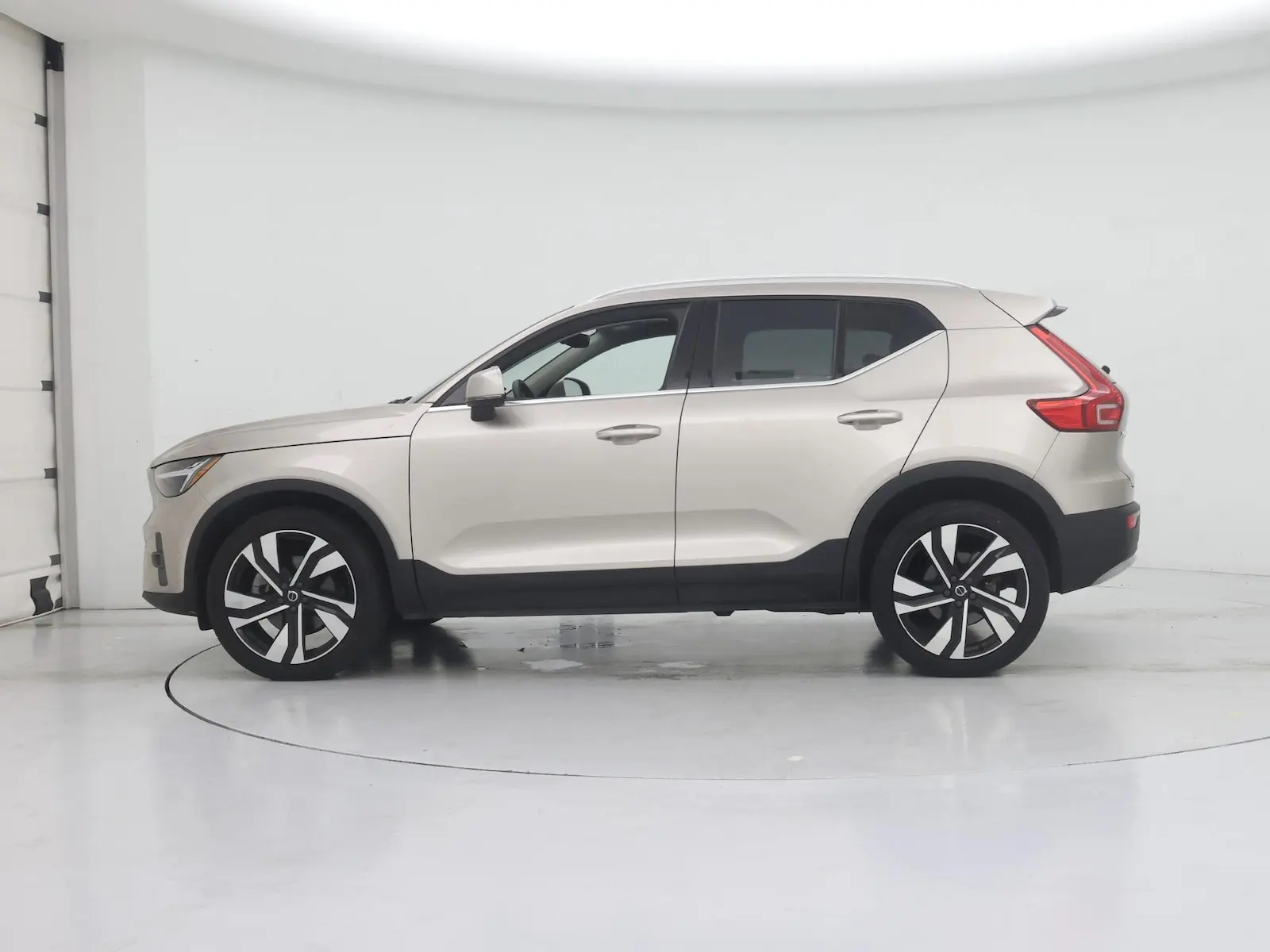 2023 Volvo XC40 B5 Plus Bright AWD photo 4