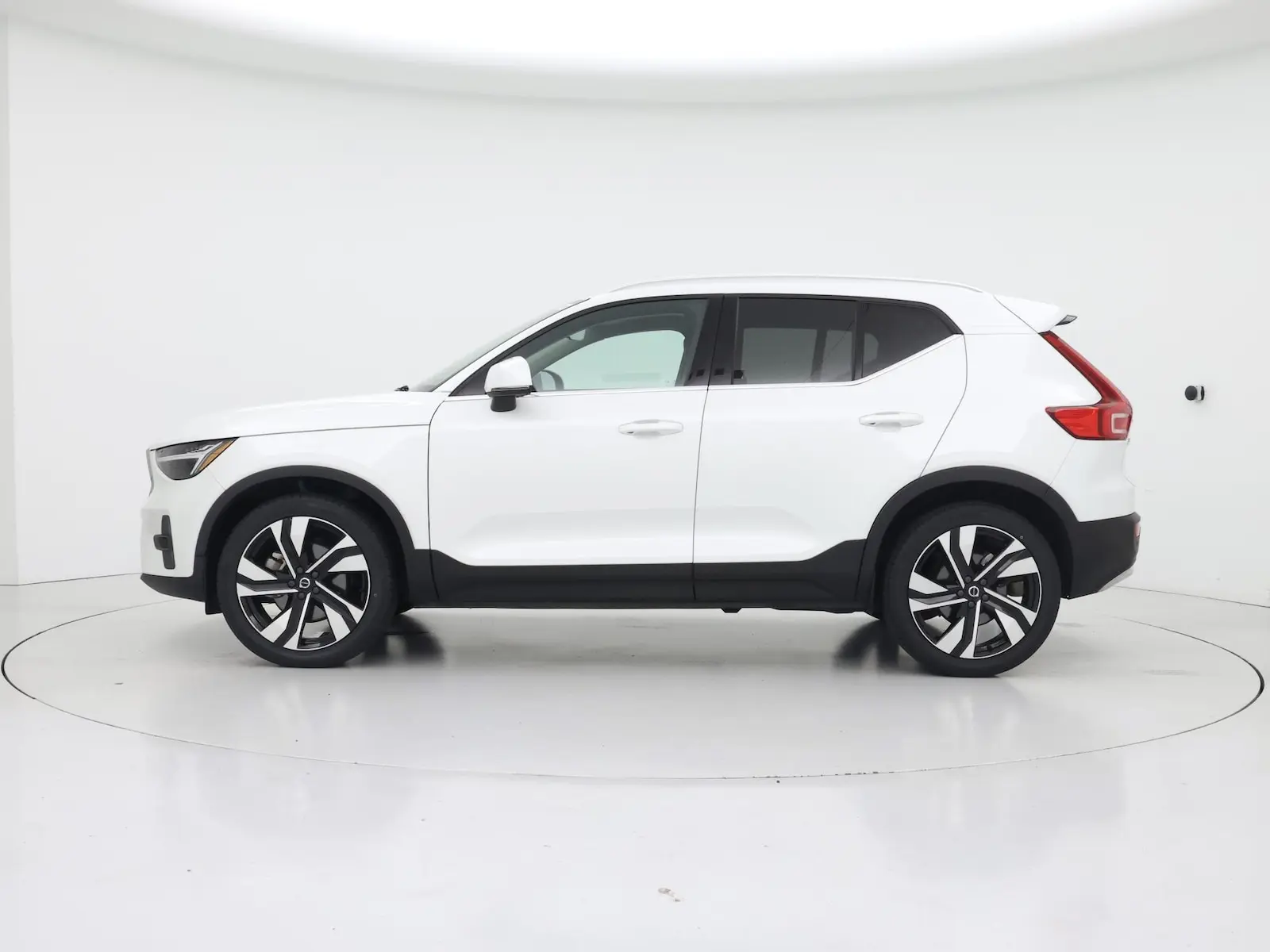 2023 Volvo XC40 B4 Plus Bright photo 4