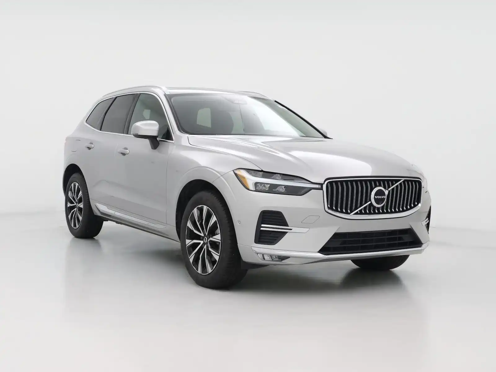 2023 Volvo XC60 B5 Plus Bright Theme AWD's photo