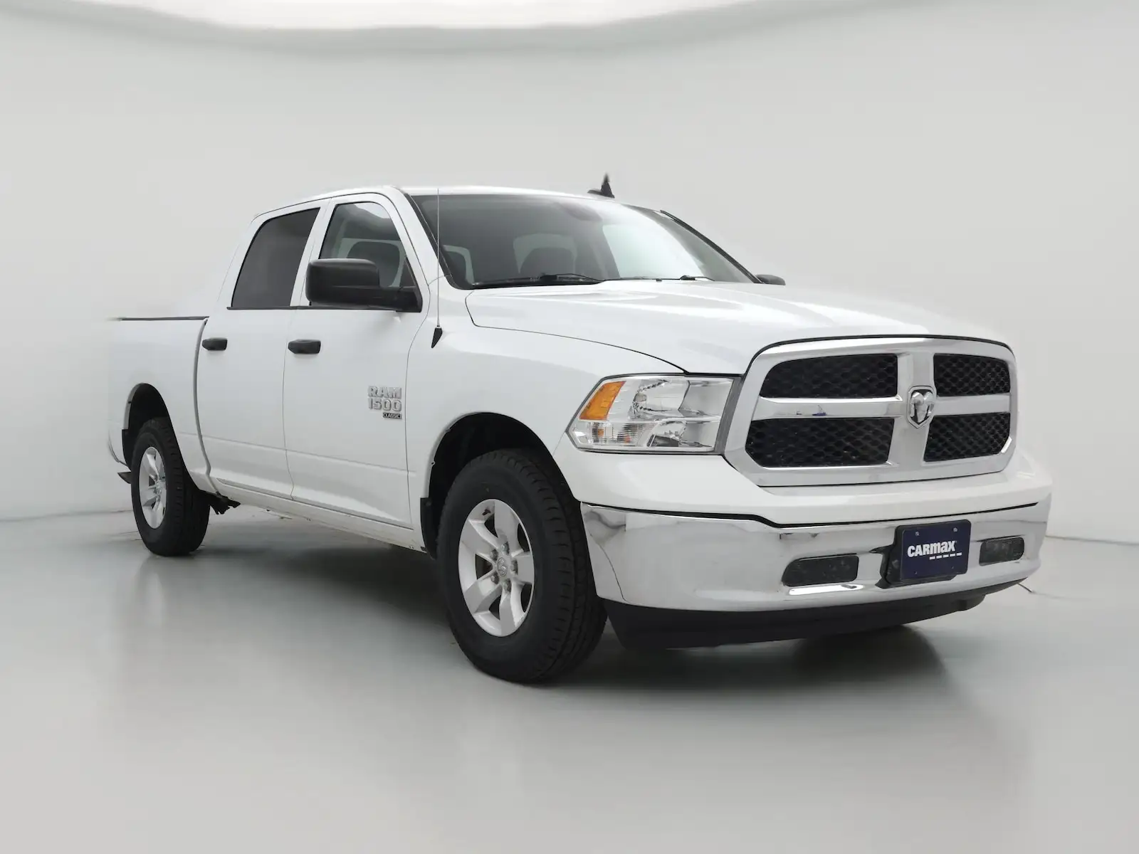 2023 RAM 1500 Classic SLT 4WD Crew Cab 5'7's photo
