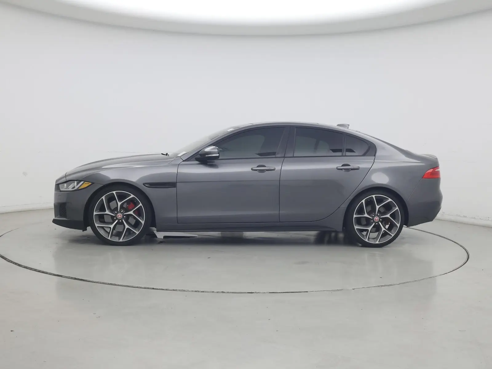 2019 Jaguar XE S photo 4