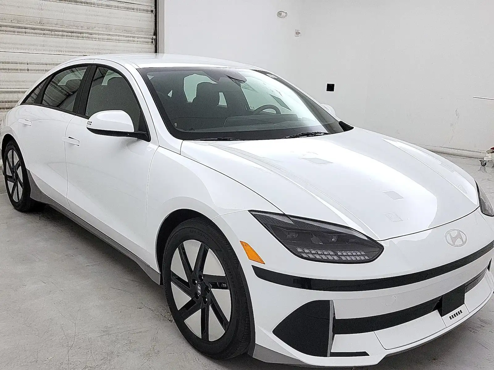2024 Hyundai Ioniq 6 SE RWD's photo