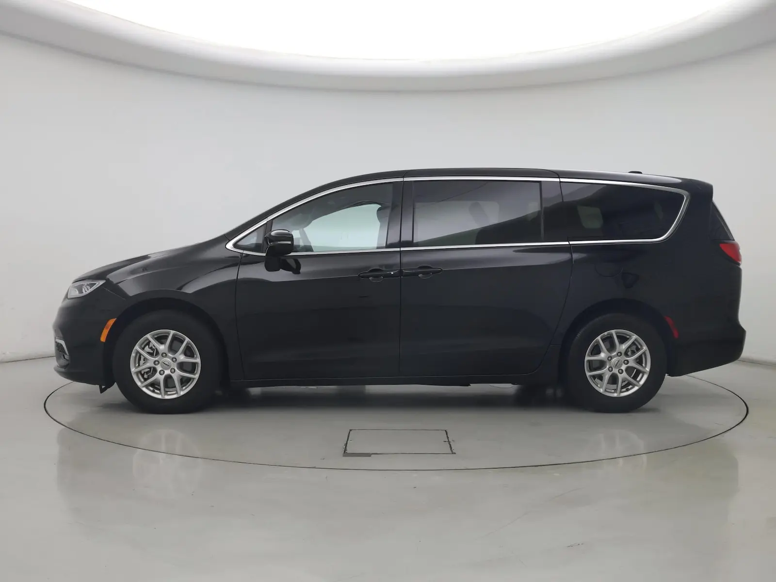 2024 Chrysler Pacifica Touring photo 4