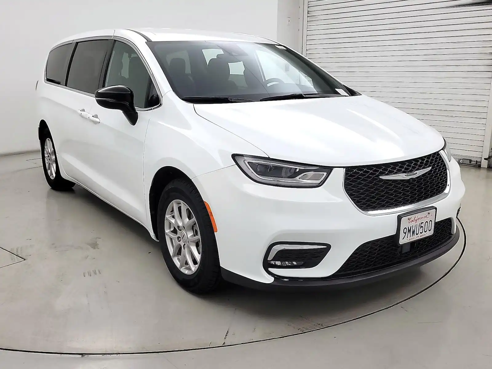 2024 Chrysler Pacifica Touring's photo